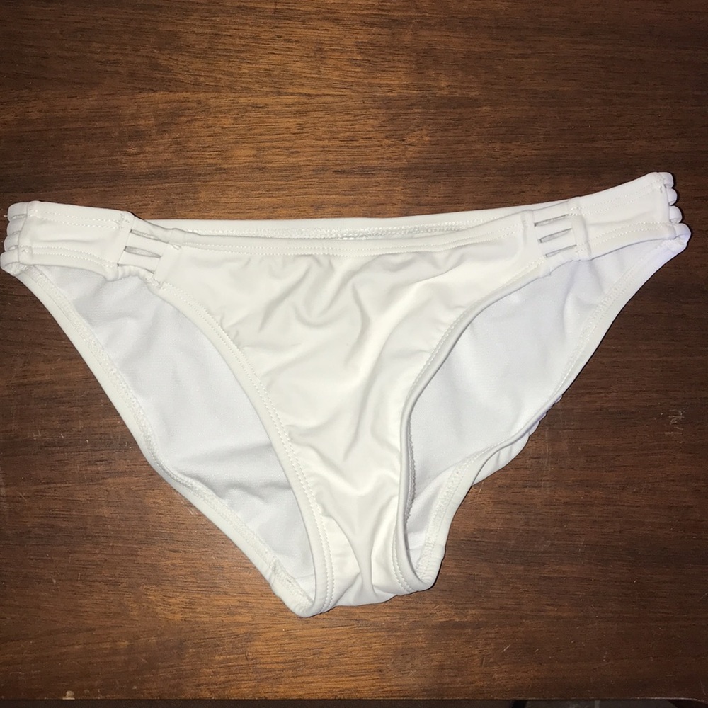 White bikini bottoms🤍